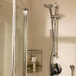 Apartamento *central Lakeside Apt*swimming Pool & Free Parking